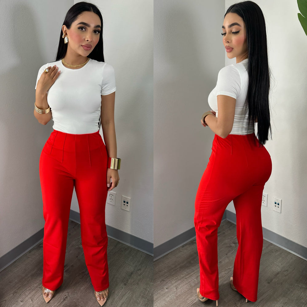 Mónica  Red Pants